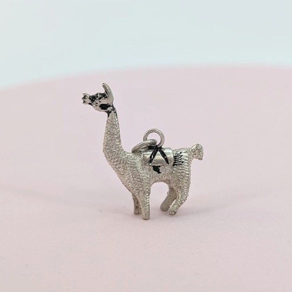 VTG Llama Alpaca Charm Pendant 3D Silver Tone Textured Guanaco Animal Novelty